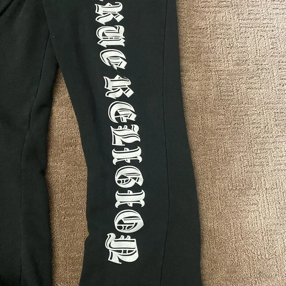 FLOCKED LOGO STACKED SWEAT
PANT - Black | True Religion - Picture 5 of 6